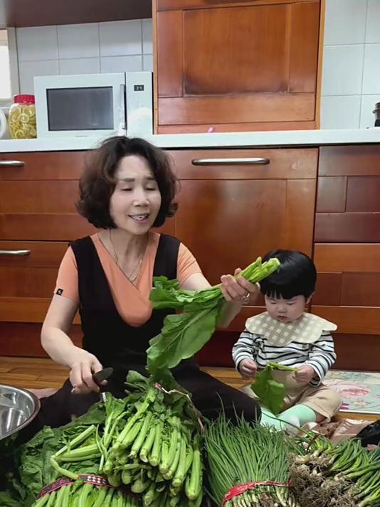 婆婆今天和宇宙一起做芥菜泡菜哈 非常鲜嫩好吃