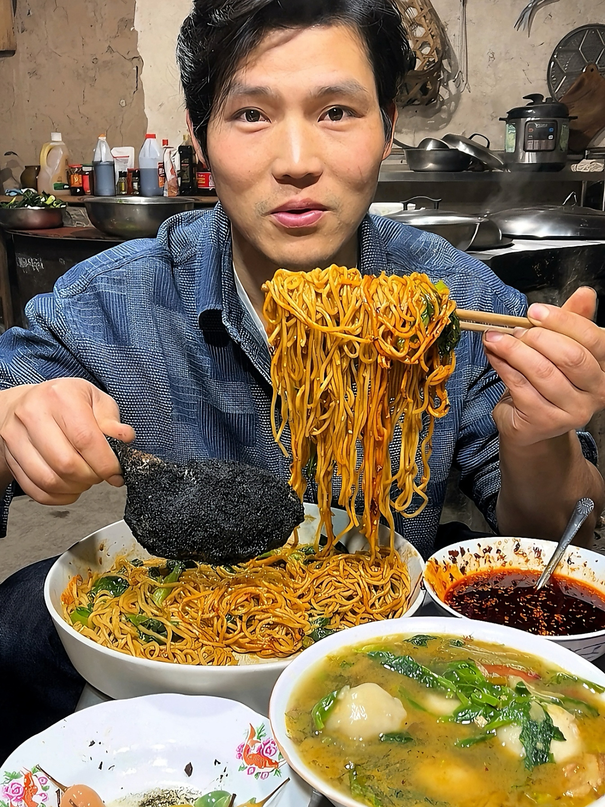 第一次吃两种美食,热干面和包坨,炸了个藤椒手枪腿