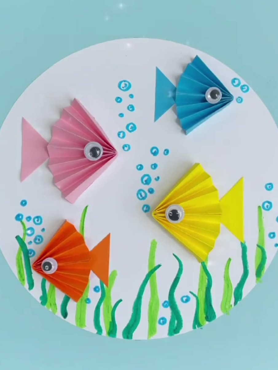 水里遨游的彩色金鱼