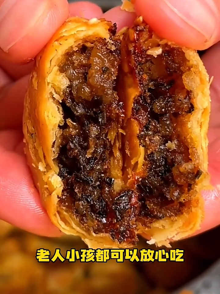 粉墙黛瓦徽州韵,黄山烧饼酥脆魂,一口咬下,品徽派烟火人间