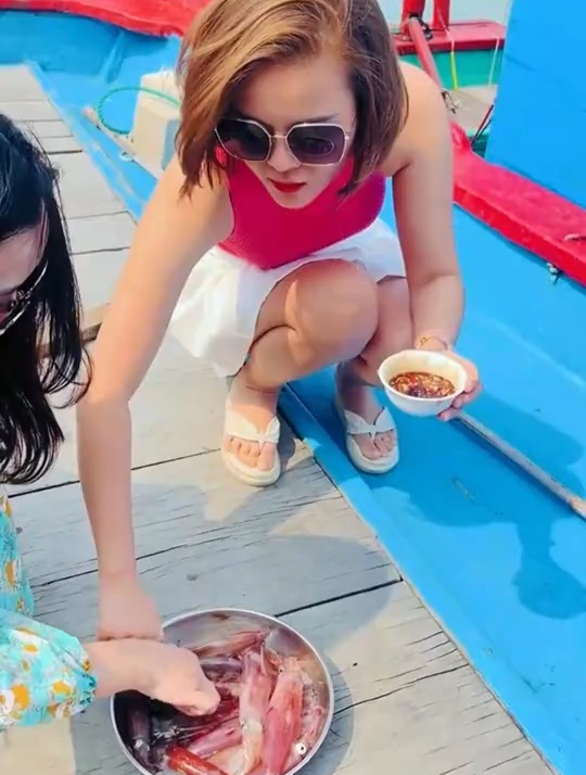 东南亚人吃东西是有多生猛,越南美女直接拿起活鱿鱼蘸着酱料生吃