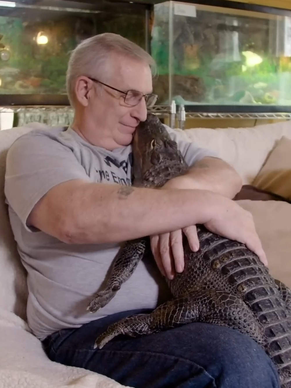 大叔救助了一只鳄鱼当宠物,本是对鳄鱼的救赎,却治愈了他的心灵