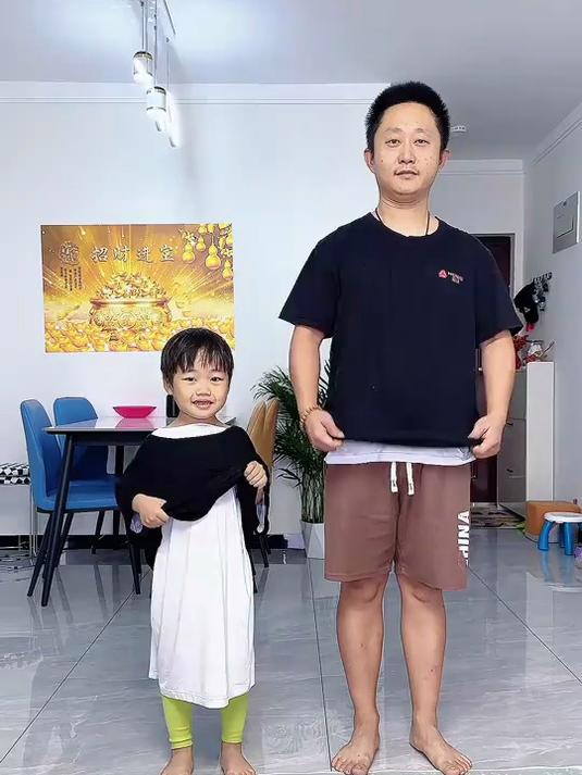父子俩秒变小企鹅