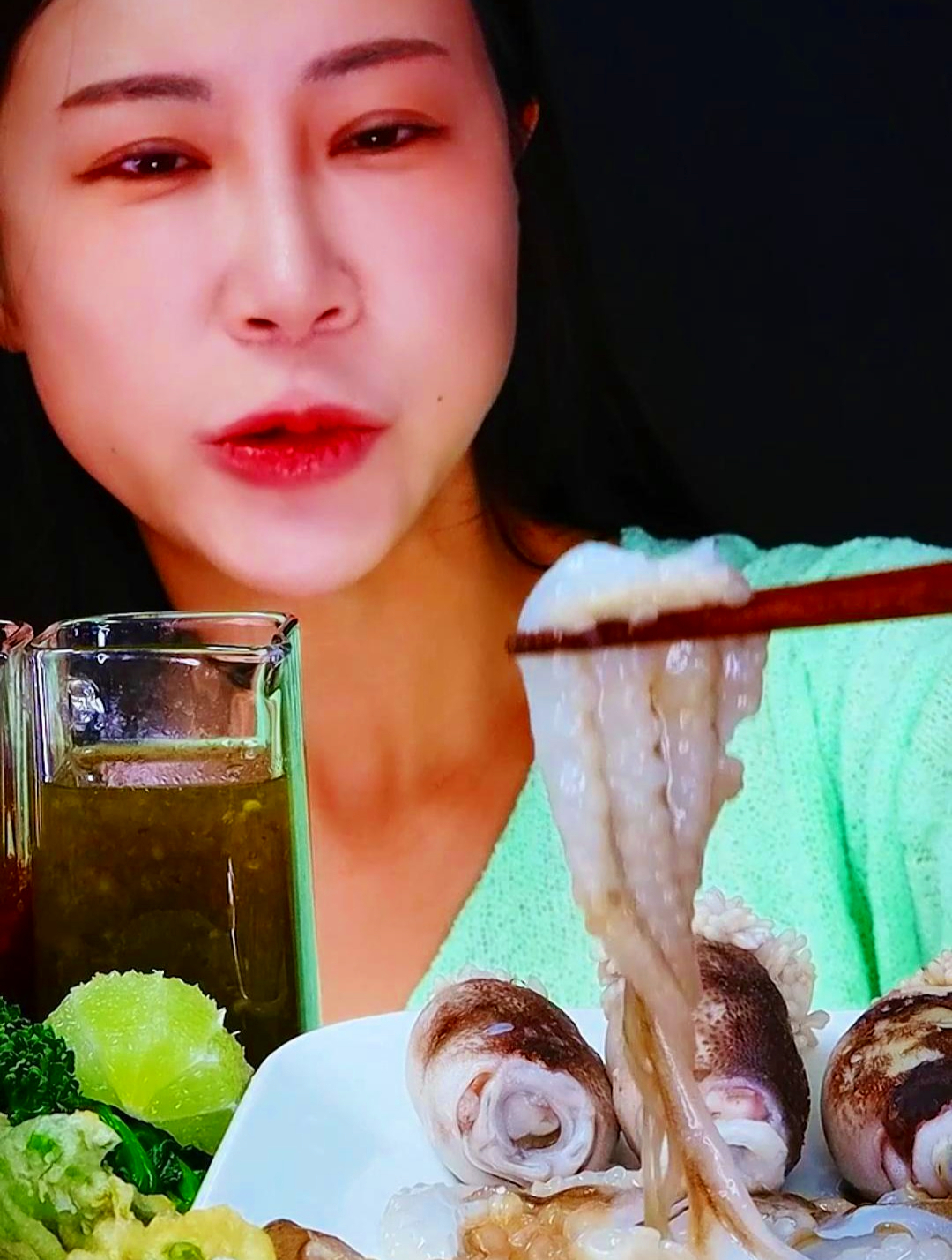 韩国人是有多喜欢吃刺身,你敢尝试这道生吃活章鱼美食吗?真香啊