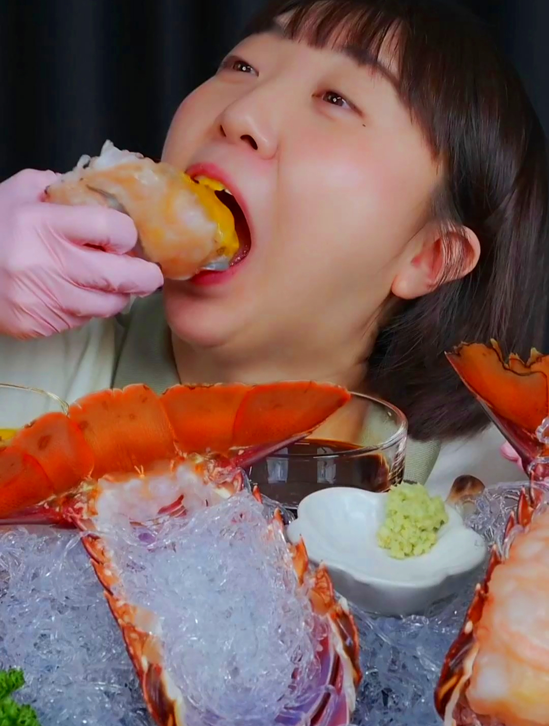 国外都是如何花式吃大龙虾的,这种龙虾刺身你敢吃吗?真不可思议