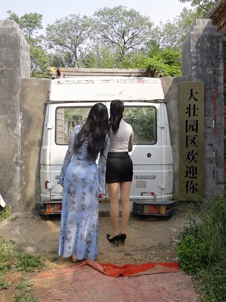 做个鲍鱼烧猪蹄,汤汁入味,肉质软烂,配上米饭,美味极啦