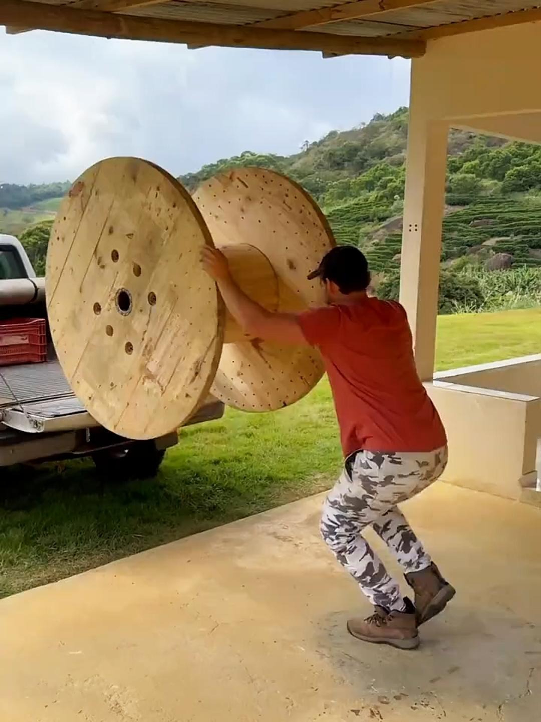 小伙竟然用电缆滚盘制作出一款漂亮鸡笼 太牛了