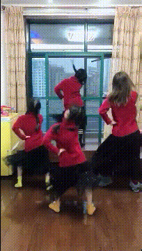 周五福利囧圖云飛系列 美女穿這么性感想去哪兒？