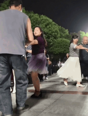 周五福利囧圖云飛系列 美女穿這么性感想去哪兒？