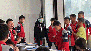 周五福利囧圖云飛系列 美女穿這么性感想去哪兒？