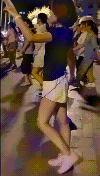 周一內(nèi)涵囧圖云飛系列 原來美大長腿是用來跨圍欄