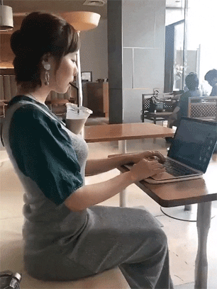 周一内涵囧图云飞系列 原来美大长腿是用来跨围栏