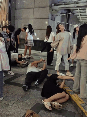 周一內(nèi)涵囧圖云飛系列 美女為何在自己家還戴口罩