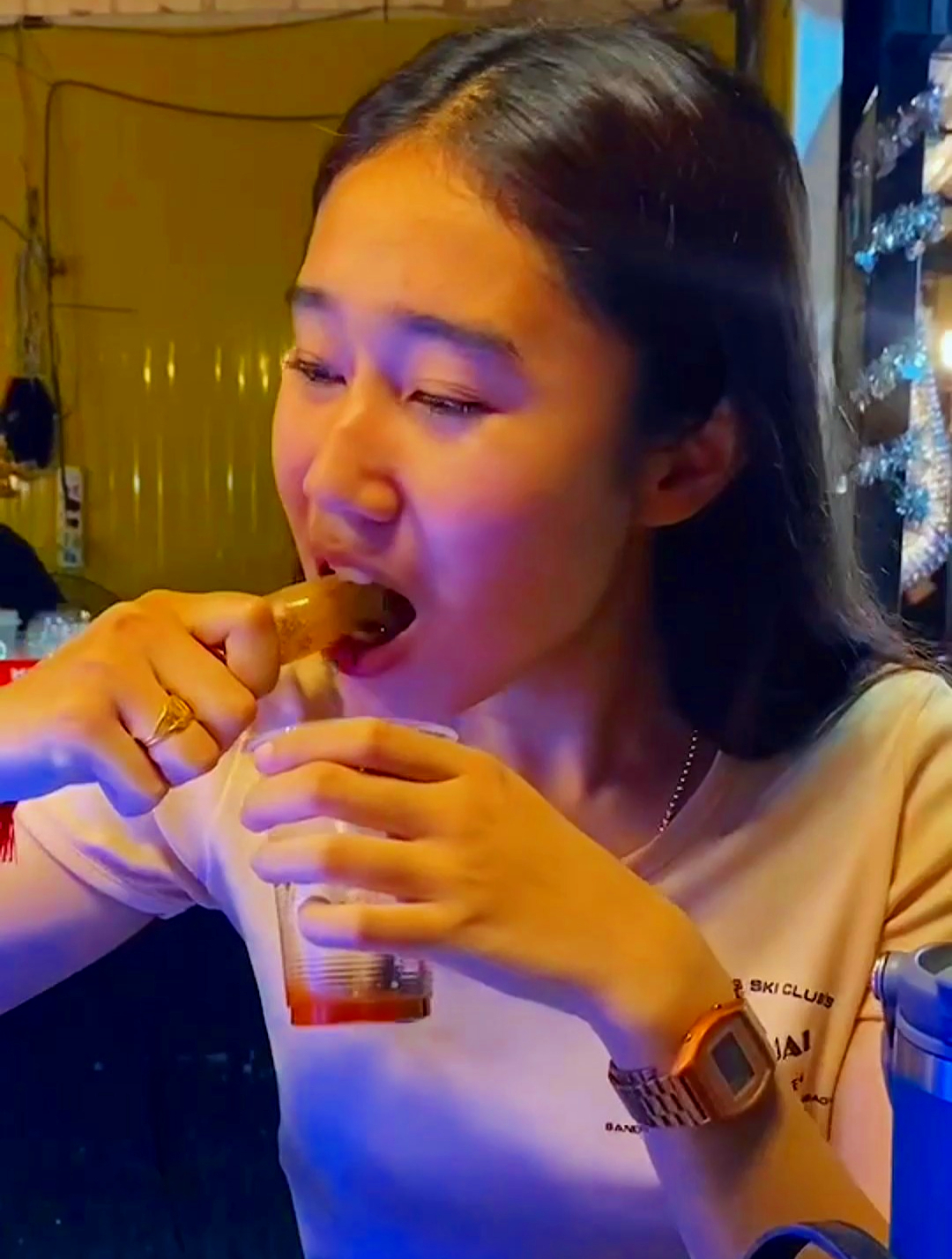 国外都是如何花式吃鱿鱼的,泰国人直接生吃活鱿鱼,你敢这么吃吗