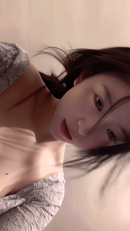 周一內(nèi)涵囧圖云飛系列 美女為何在自己家還戴口罩