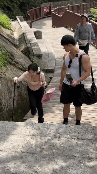 周一內(nèi)涵囧圖云飛系列 美女為何在自己家還戴口罩