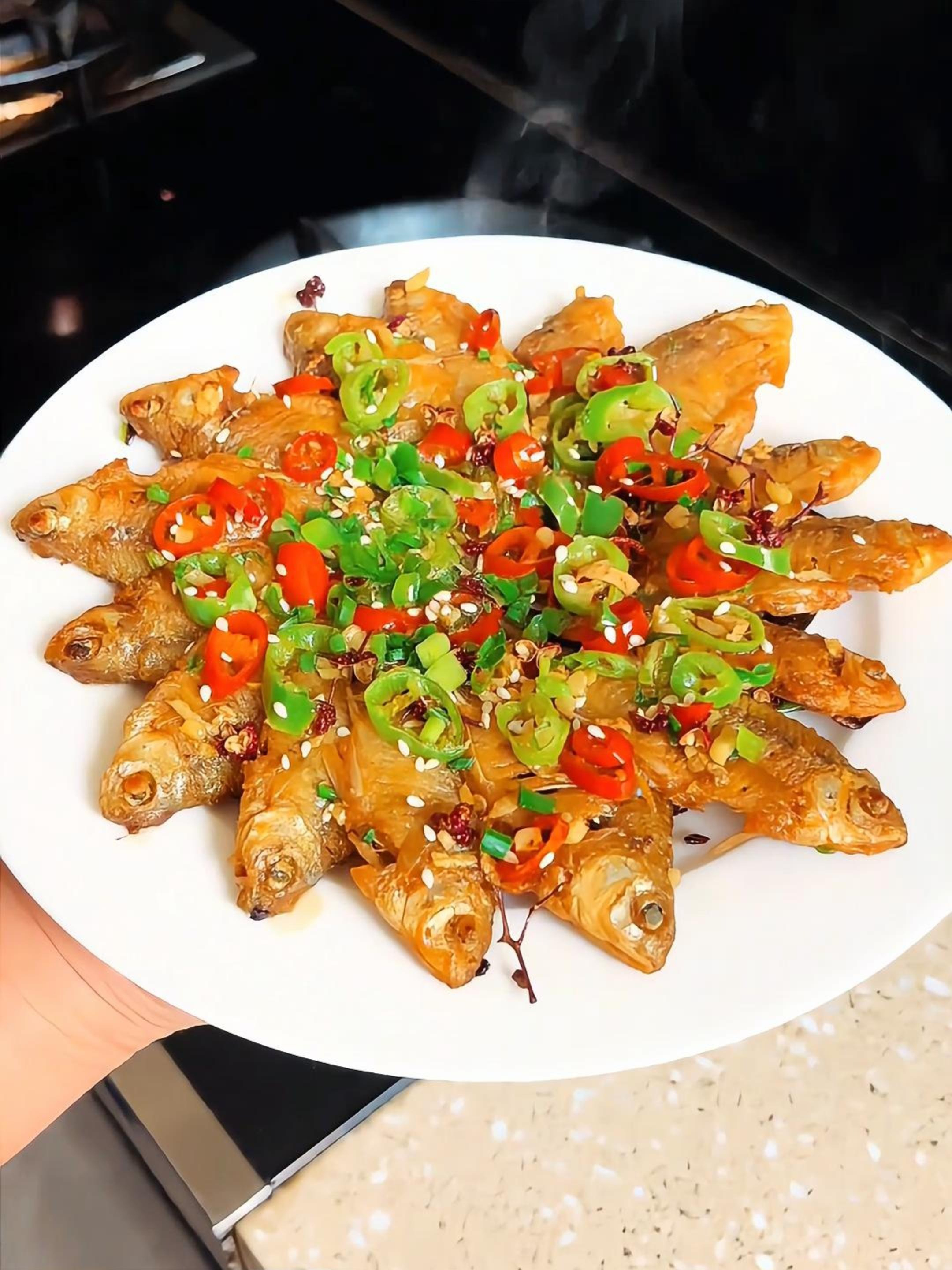 一盘香辣鳑鲏鱼,外酥内嫩,香气扑鼻,太好吃了!