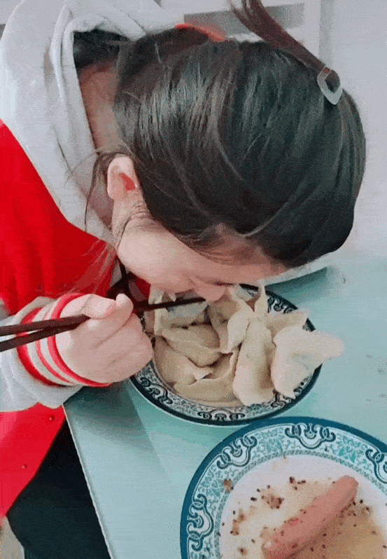 周一內(nèi)涵囧圖云飛系列 美女為何在自己家還戴口罩