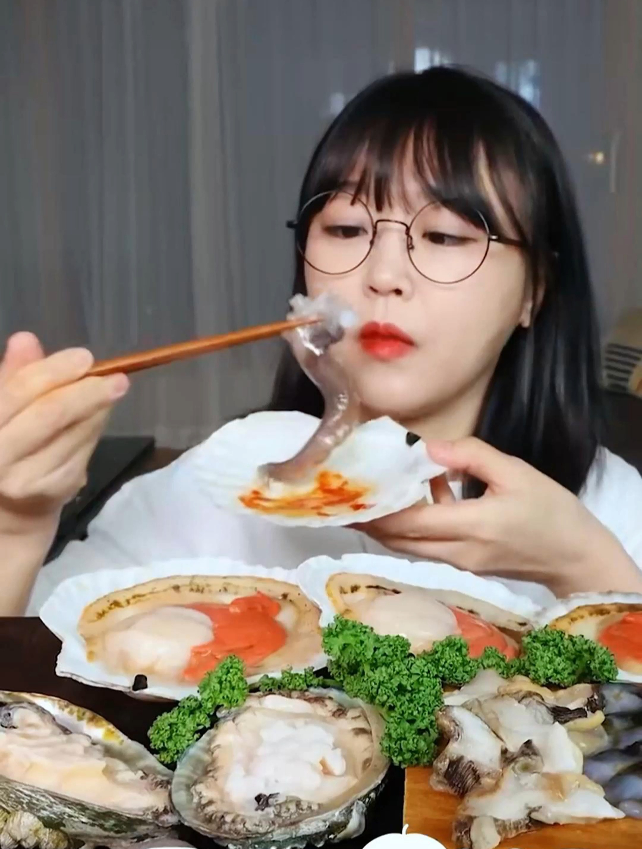 韩国人是有多喜欢吃刺身,这种活章鱼刺身你敢生吃吗?真不可思议