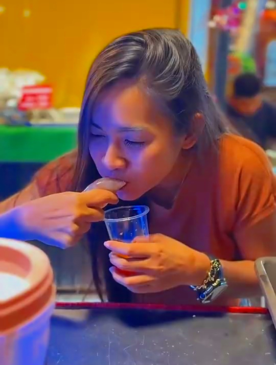 东南亚人吃东西是有多生猛,直接生吃新鲜的活鱿鱼,真是不可思议