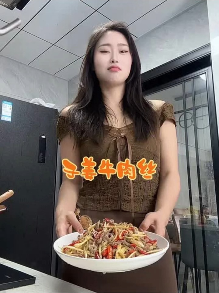 这盘子姜牛肉丝拿出来，我至少干3碗毛干饭