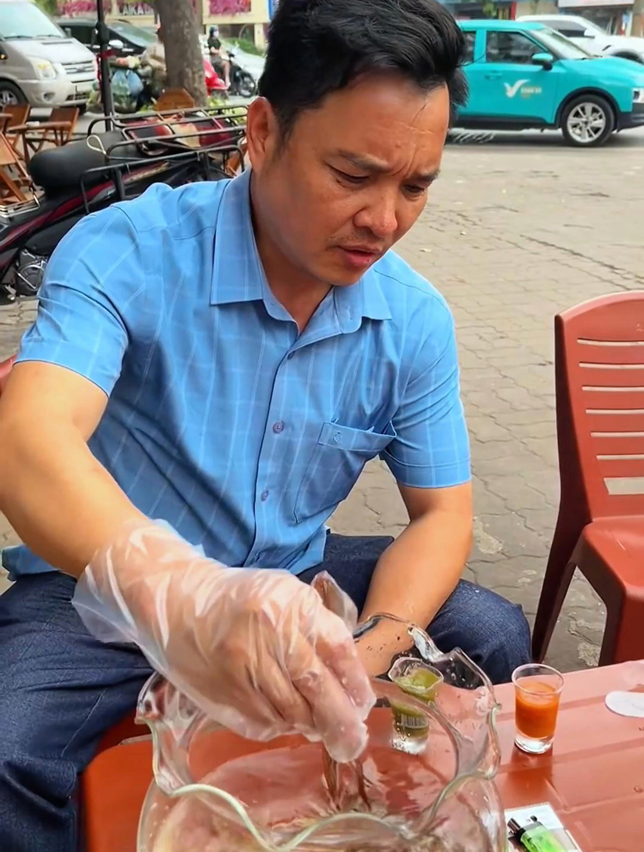 越南人是有多喜欢生吃活鱿鱼,真是让人感觉到很不可思议啊