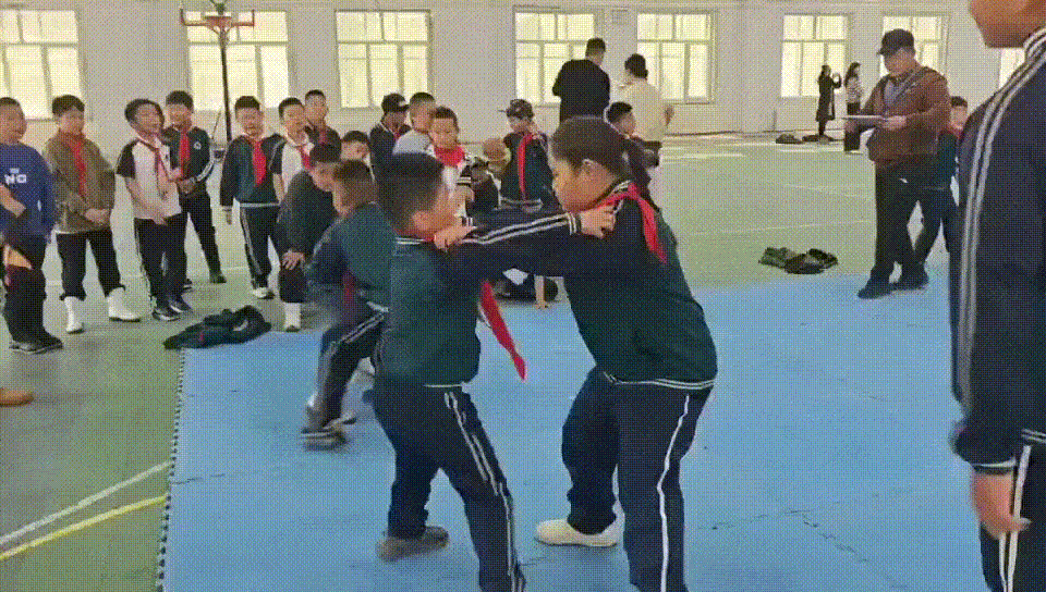 周五福利囧圖云飛系列 小姑娘不善言辭但懂得拳腳