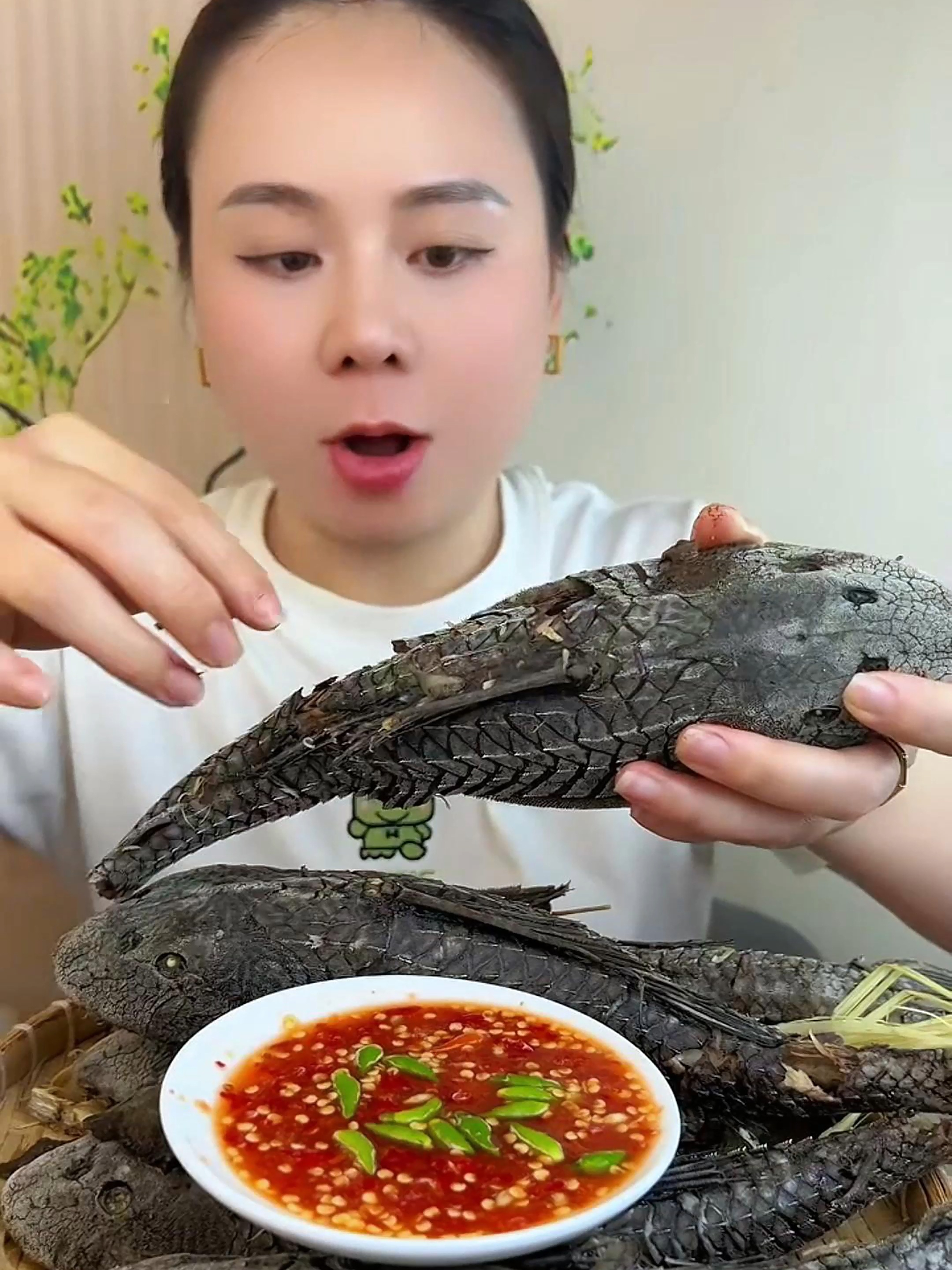 东南亚人吃东西是有多生猛，准备9条清道夫鱼不够吃的，不可思议