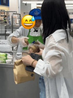 周一內(nèi)涵囧圖云飛系列 美女姿勢特別這節(jié)目效果不錯
