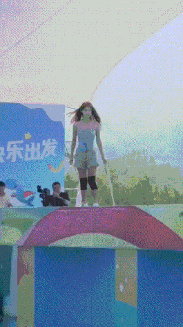周一內(nèi)涵囧圖云飛系列 美女姿勢特別這節(jié)目效果不錯