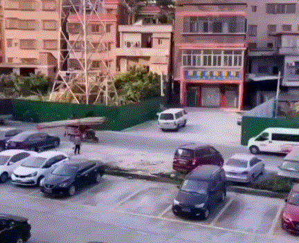 周五福利囧圖云飛系列 美女穿了泳裝為何還穿黑絲