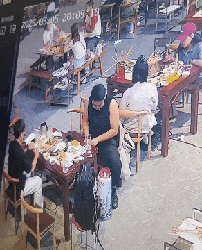周一内涵囧图云飞系列 为什么裤子外面还要穿裙子