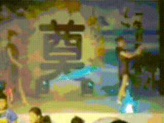 周一内涵囧图云飞系列 为什么裤子外面还要穿裙子