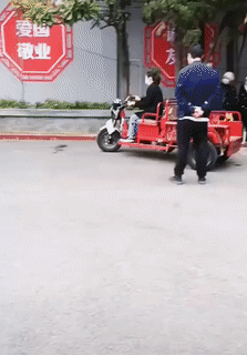 周一內(nèi)涵囧圖云飛系列 男人看美女是先天的反應(yīng)?