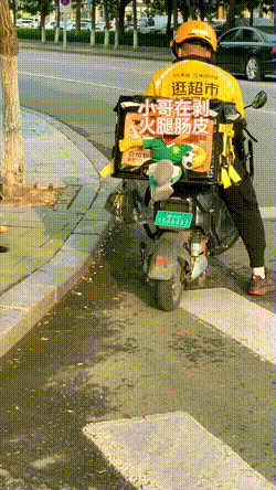 周一內(nèi)涵囧圖云飛系列 男人看美女是先天的反應(yīng)?