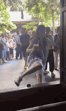 周一內(nèi)涵囧圖云飛系列 男人看美女是先天的反應(yīng)?