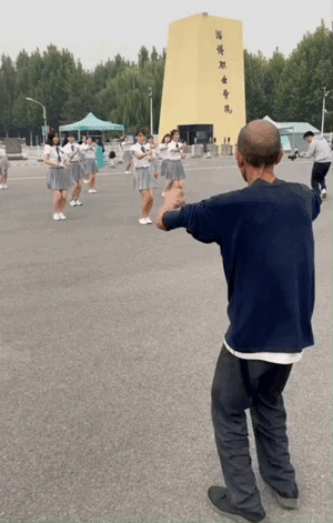 周一內(nèi)涵囧圖云飛系列 男人看美女是先天的反應(yīng)?