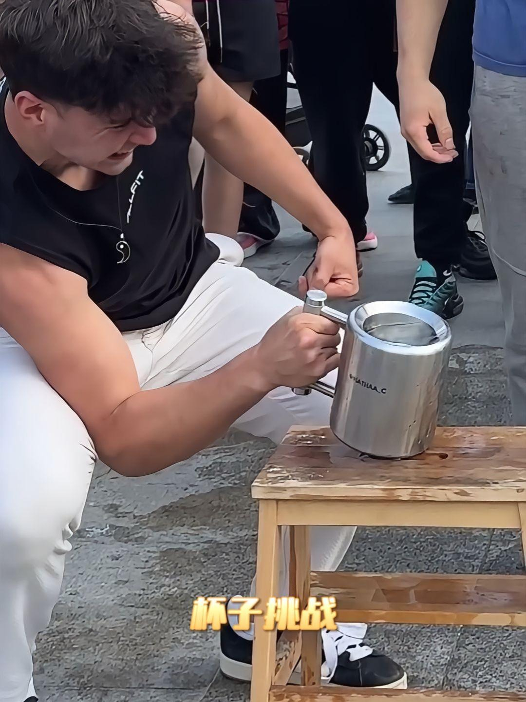 举起这杯水就给你1000美金，为何肌肉猛男都失败了？