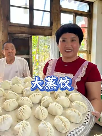 天气晴朗，院里割点韭菜做皮薄馅大的蒸饺，一口下去全是鲜