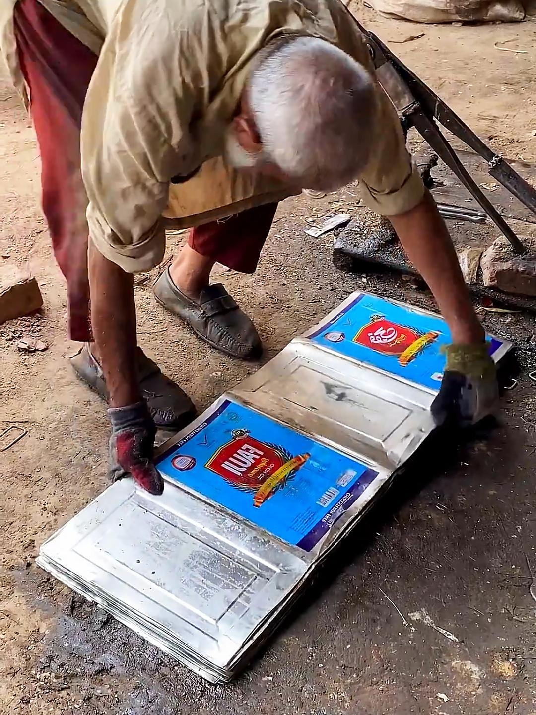 小作坊用废旧油桶变废为宝