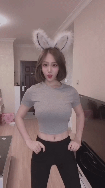 周五福利囧图云飞系列 体育老师也过不了美人关！