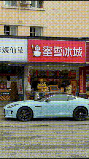 周五福利囧图云飞系列 体育老师也过不了美人关！