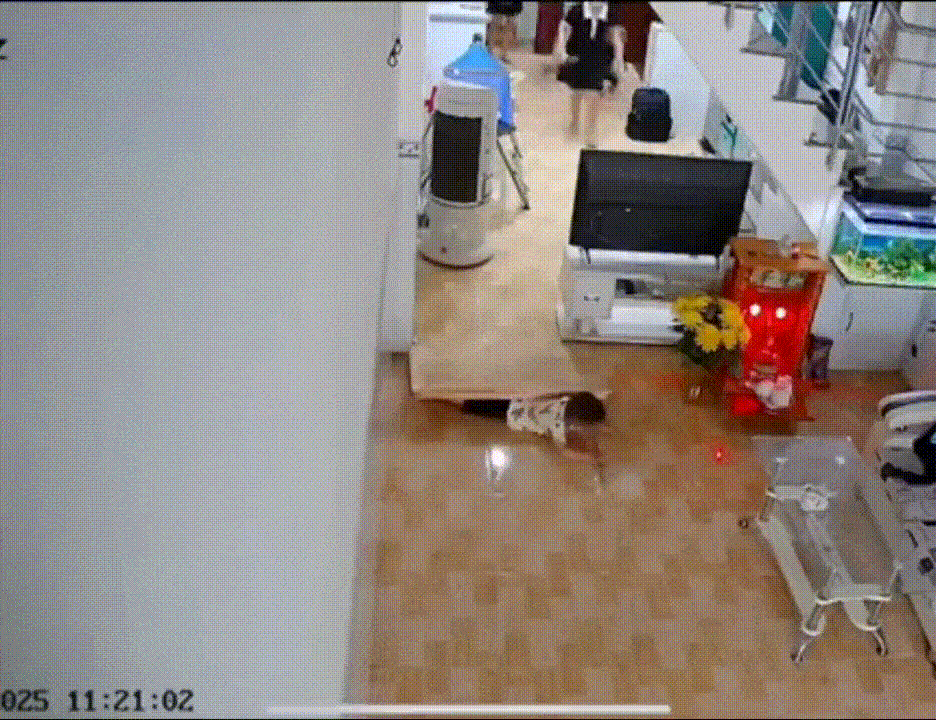 周五福利囧图云飞系列 体育老师也过不了美人关！