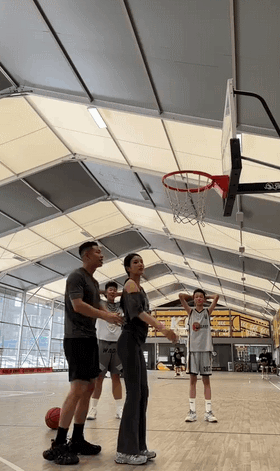 周五福利囧图云飞系列 体育老师也过不了美人关！