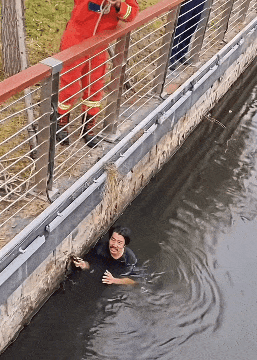 周五福利囧图云飞系列 体育老师也过不了美人关！