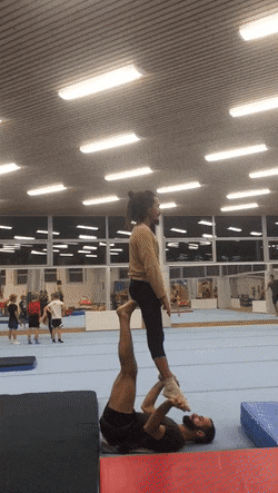 周五福利囧图云飞系列 体育老师也过不了美人关！