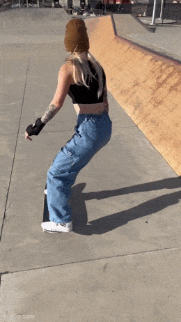 周五福利囧图云飞系列 体育老师也过不了美人关！