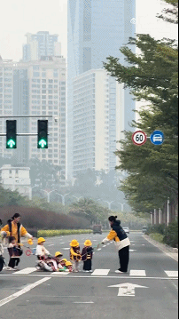 轻松一刻第1609期 妹子你的影子跑哪去呢？