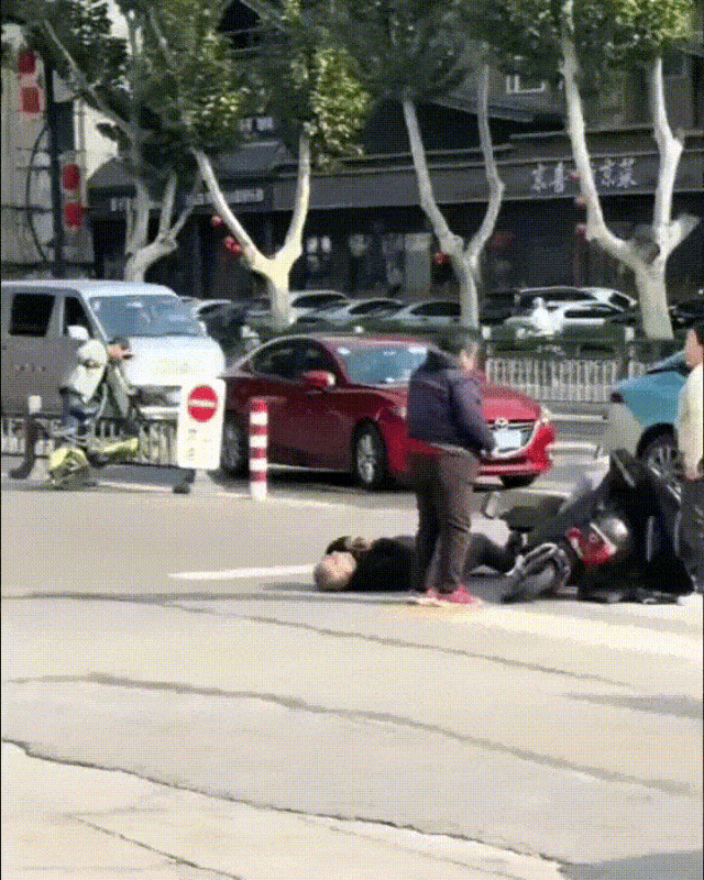 轻松一刻第1611期 这奇怪姿势到底在锻炼什么