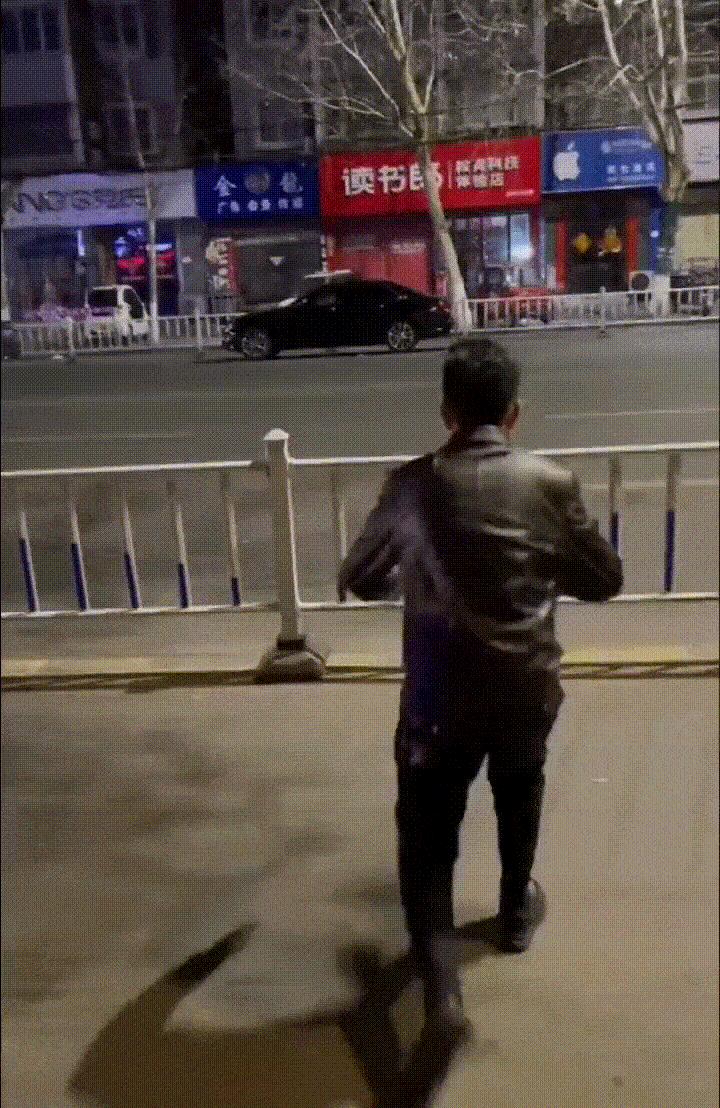 轻松一刻第1611期 这奇怪姿势到底在锻炼什么